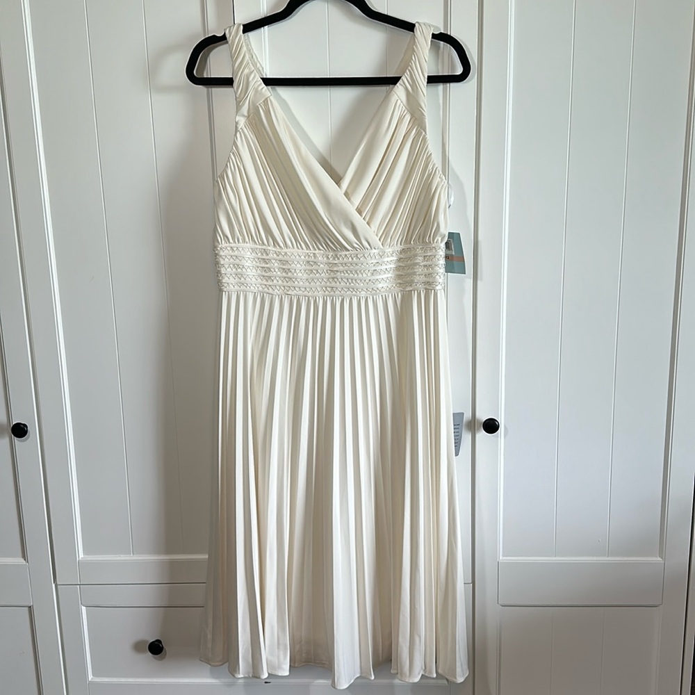 NWT-Suzi Chin for maggy boutique - Size 12 -Pleated/sleeveless